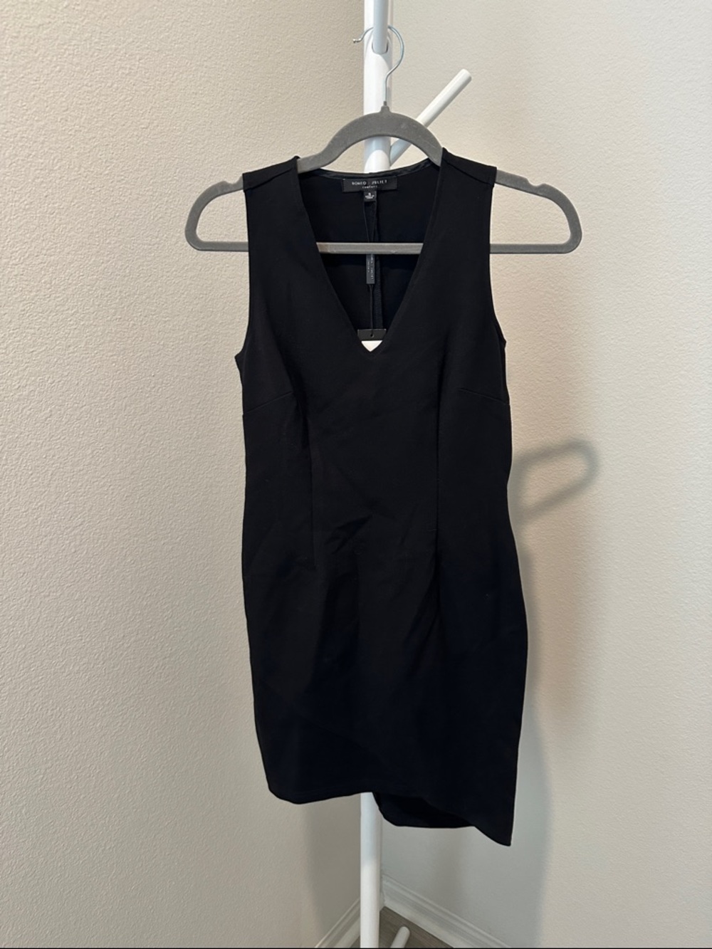 Romeo & Juliet Couture Black V-Neck Bodycon Mini Dress - Picture 1 of 4